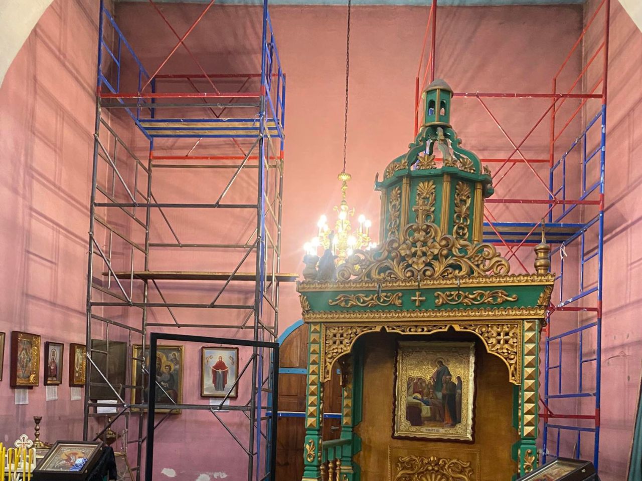 Розпочинається розпис лівої частини храму Свято-Успенського храму